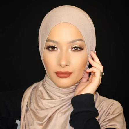 الفاشينيستا نورا عفيا تختار الحجاب الملوّن