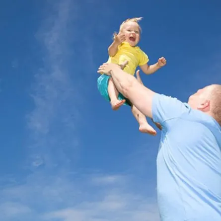 باحثون يحذِّرون من مخاطر هزِّ الرُّضع