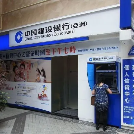 سكبت مشروباً غازياً داخل صراف آلي.. والسبب "غبي"!