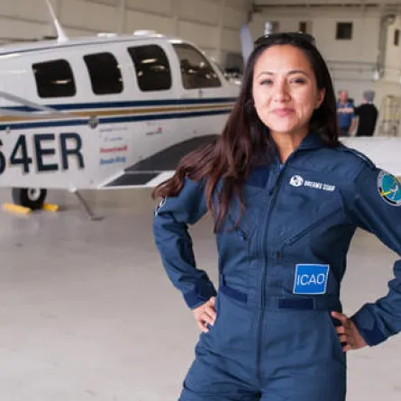 تعرفوا الى أصغر أفغانية تحصل على إجازة طيران