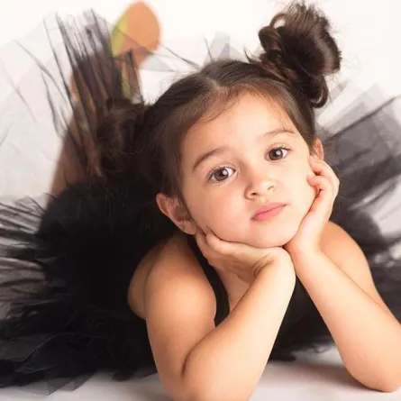 بالصور.. طفلة أصبحت أيقونة الجمال والسبب؟