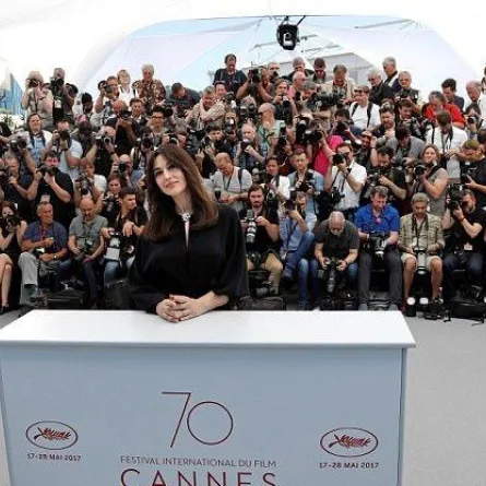 بالصور.. مونيكا بيلوتشي تفتتح مهرجان كان السينمائي بإطلالة ساحرة