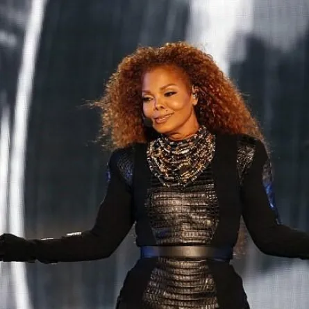 100  وردة من وسام المانع لطليقته جانيت جاكسون