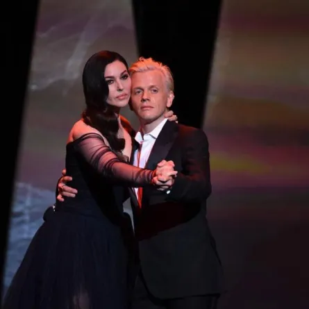 قُبلة مونيكا بيلوتشي تشعل مهرجان كان السينمائي