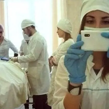 بالفيديو.. طبيب ينهال  بالضرب القاسي على حبيبته الممرضة داخل غرفة العمليات