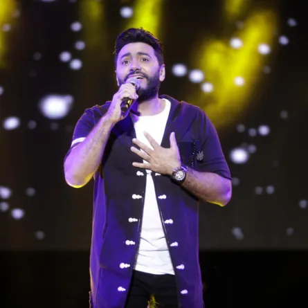 من هي المرأة التي ناداها تامر حسني في مهرجان موازين ليلتقط صورة معها؟