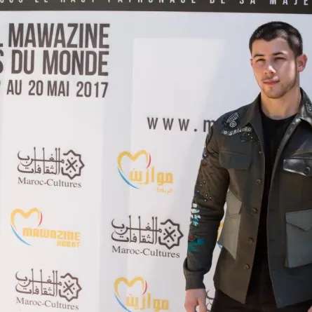 نيك جوناس يُمتع جمهور موازين ويتحدث عن مرضه المزمن