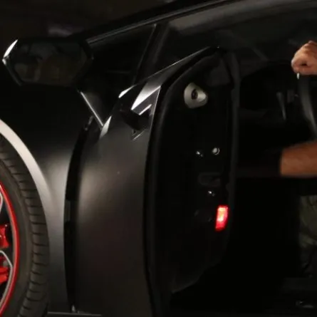 للمرة الثانية: نجاة أحمد فلوكس من حادث سيارة مروّع... شاهدوا الصور