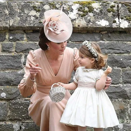 بالصور.. الأميران جورج وشارلوت يخطفان الأنظار في زفاف خالتهما بيبا ميدلتون