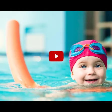 بالفيديو.. طفل يصارع الموت داخل حوض للسباحة بسبب الإهمال