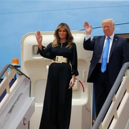 زوجة ترامب تصل السعودية «محتشمة»