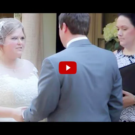 بالفيديو.. ما الذي تعرض له العروسان أثناء مراسم التتويج؟