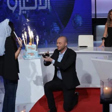 بالفيديو: الإعلامي رودولف هلال يطلب يد حبيبته على الهواء مباشرةً