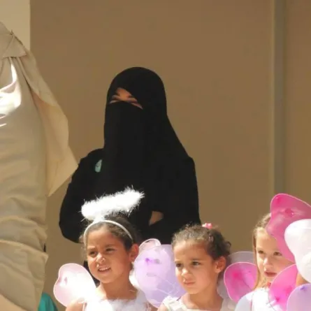 القصّة الكاملة وصور تُنشر لأولّ مرة : الفنّانة المعتزلة "حلا شيحا" تعود للأضواء بمفاجأة لزميلتها حنان ترك