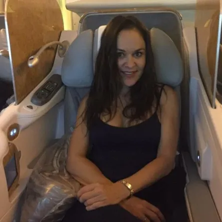 في دبي.. اشتبهوا بتعاطيها المخدرات داخل الطائرة وهذا ما حصل!