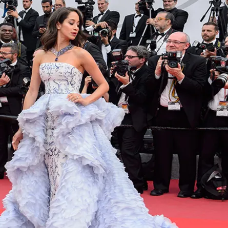 لانا الساحلي على سجادة كان والنجمات بفساتين شفافة! 