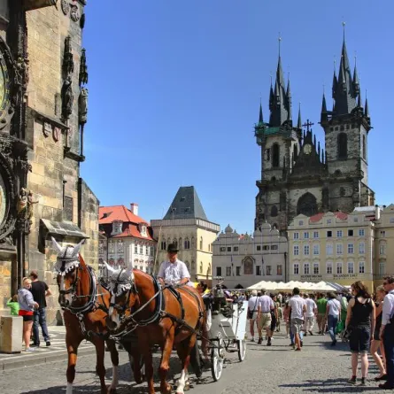 برج الساعة المعلم الأشهر في 3 عناوين سياحية