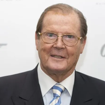 وفاة روجر مور نجم سلسلة أفلام جيمس بوند بعد صراع مع المرض