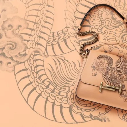 Tod’s تحتفل بتصاميمها الجديدة مع فنانة التاتو سايرا هونجان
