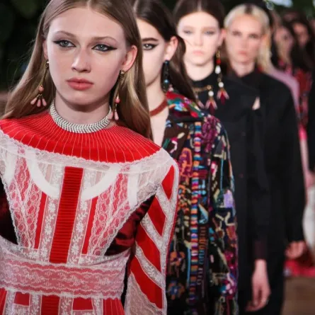 بالصور : شاهدي مجموعة فالنتينو ريزورت 2018 