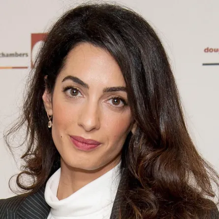 أمل كلوني تدخل مرحلة حساسة... وولادة مبكّرة متوقّعة