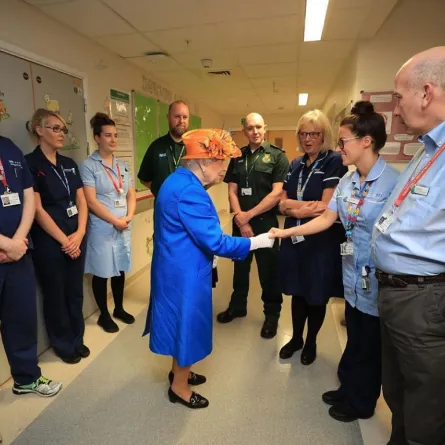 بالصور: الملكة اليزابيث تتفقّد جرحى تفجير مانشستر