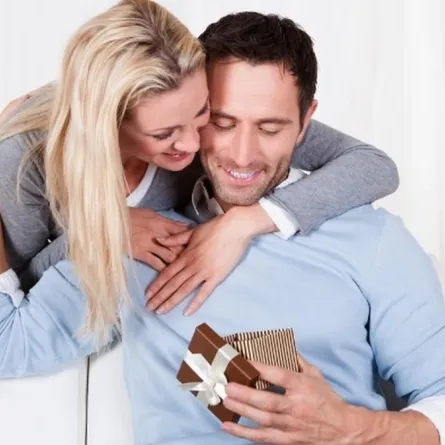 رجل يقدم لزوجته خاتماً بـ 9 ملايين دولار!