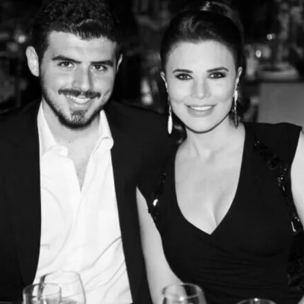 منى أبو حمزة تحتفل بتخرج ابنها في لندن