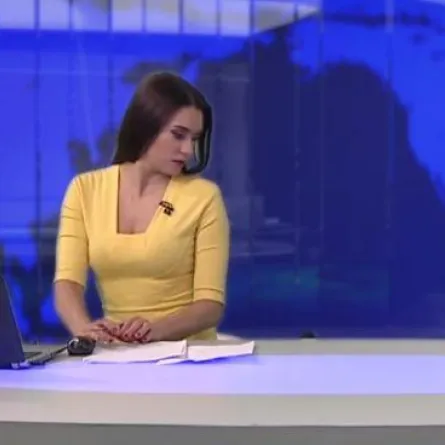 بالفيديو: كلب يقتحم استوديو أخبار.. كيف تصرفت المذيعة؟