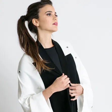 اختاري عبايات رمضان باللونين الأبيض والأسود