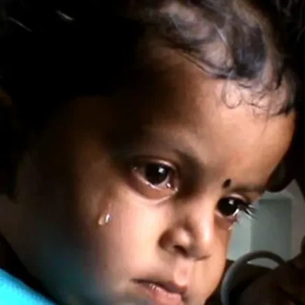 صورة هزّت الإنسانيّة... طفل يرضع من أمه المتوفاة