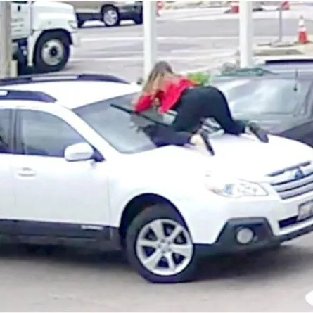 بالفيديو: حاول سرقة سيارته.. فأرعبته بشجاعتها!