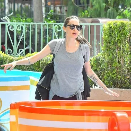 أنجلينا جولي مع أولادها في مدينة "ديزني"