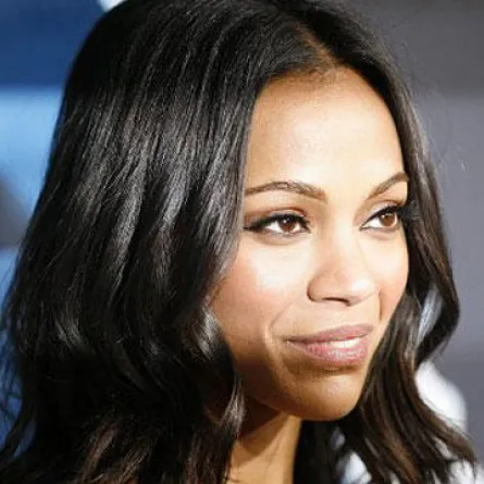 زوي سالدانا تحاول التوفيق بين الأمومة ومهنتها