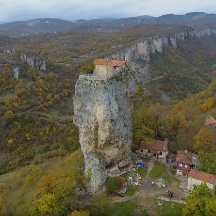 بالصور والفيديو.. مبنى فوق صخرة علوّها 40 متراً، من يعيش فيه؟