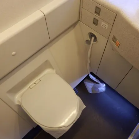 9 أعوام سجناً عقوبة التدخين سراً في مرحاض الطائرة