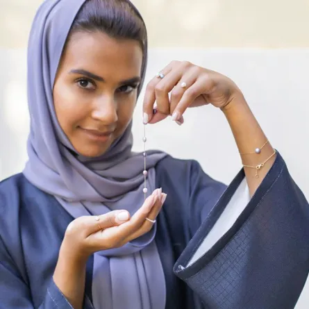 سلامة محمد.. تكسر حاجز "البهاق" وتُحيي تقاليد اللآلئ