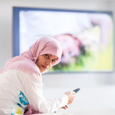 حكم مشاهدة المسلسلات قبل الإفطار.. وهل سماع الأغاني يفطر؟