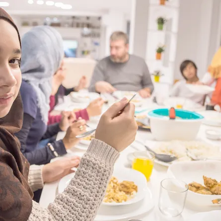 السن المناسبة لصوم الفتاة