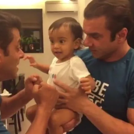 بالفيديو: الطفل أهيل يلقن خاله سلمان خان درساً