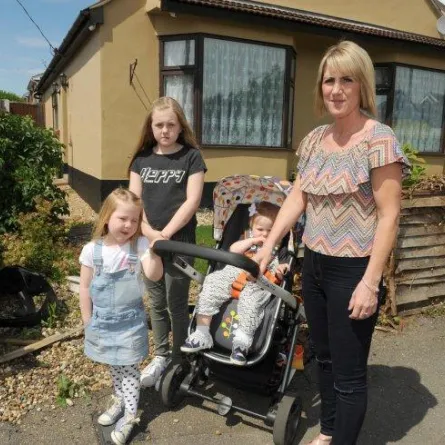 بالفيديو.. نجاة أم وطفليها من الموت المحقق في حادث سيارة