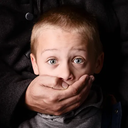 يخطفان طفلاً لاستخدامه في التسول خلال شهر رمضان