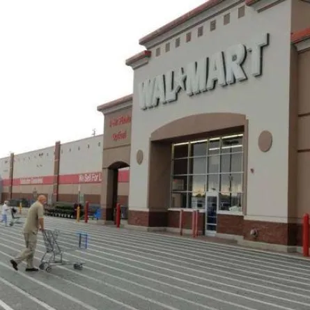 السجن لأم أغلقت السيارة على طفليها وذهبت للتسوق