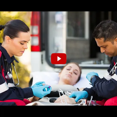 بالفيديو.. مسعفون يسقطون «امرأة حامل» مرتين أثناء نقلها للمستشفى