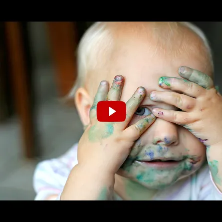 بالفيديو.. أم تصاب بالصدمة بعد عبث طفلها بمكياجها