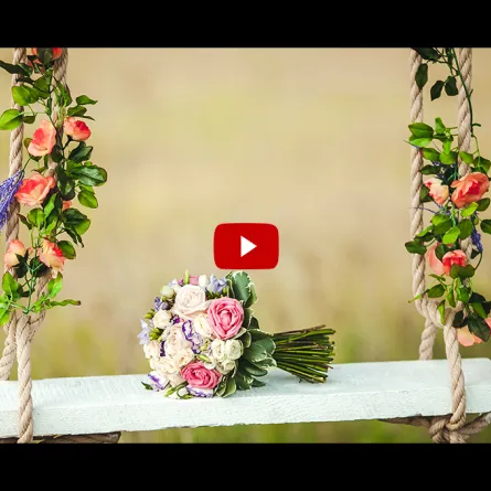 بالفيديو.. عروس مصابة بالسرطان تلقي باروكة شعرها بدلاً من باقة الزهور