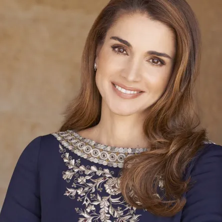 ملابس محجبات: اطلالتك في رمضان من وحي أناقة الملكة رانيا