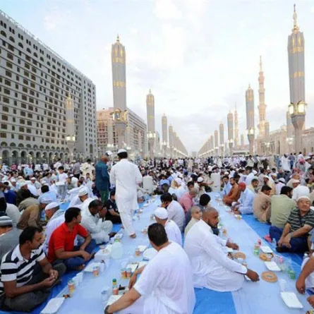 مائدة إفطار تجمع مليون معتمر في مكة