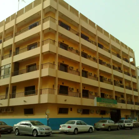 معلِّمان يلقيان طالبة من الطَّابق الثَّالث في مدرسة بباكستان