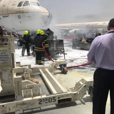 بالفيديو.. احتراق مقدمة طائرة في مطار جدة